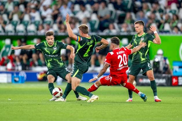 August 8, 2026 Soccer, 2. Bundesliga: VfL Wolfsburg vs. 1. FC Kaiserslautern, Matchday 1 at the Volkswagen Arena: Elvis Rexhbecaj (VfL Wolfsburg, left), Hauke Wahl (VfL Wolfsburg), Mergim Berisha (1 FC Kaiserslautern) and Kilian Fischer (VfL Wolfsburg) battle for the ball IMPORTANT NOTICE In accordance with the guidelines of the DFL and the DFB, it is prohibited to use or allow the use of photographs taken in the stadium and or during the game in the form of sequential images and or video-like photo series Copyright: xDavidxInderliedx