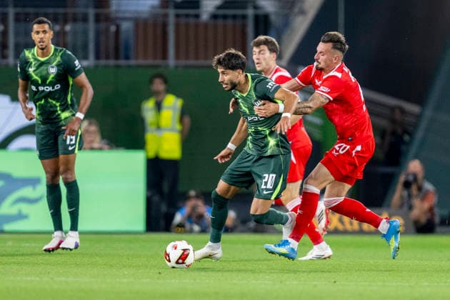 August 8, 2026 Soccer, 2. Bundesliga: VfL Wolfsburg vs. 1. FC Kaiserslautern, Matchday 1 at the Volkswagen Arena: Muhammed Damar (VfL Wolfsburg) and Mergim Berisha (1. FC Kaiserslautern) battle for the ball. IMPORTANT NOTICE: In accordance with the regulations of the DFL and the DFB, it is prohibited to use or allow the use of photographs taken in the stadium and or during the match in the form of sequential images and or video-like photo series Copyright: xDavidxInderliedx