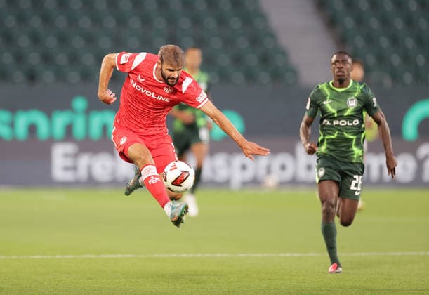 Simon Asta, 1. FC Kaiserslautern; Sael Kumbedi, VfL Wolfsburg; Soccer, Men s, 2026–2027 Season, 2. Bundesliga, Volkswagen Arena, VfL Wolfsburg vs. 1 FC Kaiserslautern. DFL regulations prohibit any use of photographs as image sequences and or quasi-video.
