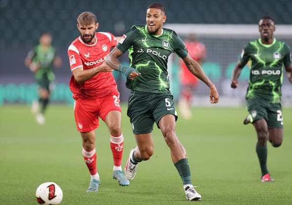 Simon Asta, 1. FC Kaiserslautern; Vinicius Souza, VfL Wolfsburg; Soccer, Men s, 2026–2027 Season, 2. Bundesliga, Volkswagen Arena, VfL Wolfsburg vs. 1 FC Kaiserslautern. DFL regulations prohibit any use of photographs as image sequences and or quasi-video.