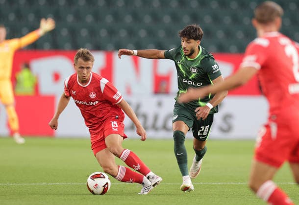 Naatan Skyttae, 1. FC Kaiserslautern; Muhammed Damar, VfL Wolfsburg; Soccer, Men s, 2026–2027 Season, 2. Bundesliga, Volkswagen Arena, VfL Wolfsburg vs. 1 FC Kaiserslautern. DFL regulations prohibit any use of photographs as image sequences and or quasi-video.