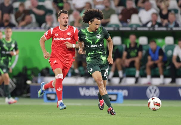 Mergim Berisha, 1. FC Kaiserslautern; Mathys Angely, VfL Wolfsburg; Soccer, Men s, 2026–2027 Season, 2. Bundesliga, Volkswagen Arena, VfL Wolfsburg vs. 1 FC Kaiserslautern. DFL regulations prohibit any use of photographs as image sequences and or quasi-video.