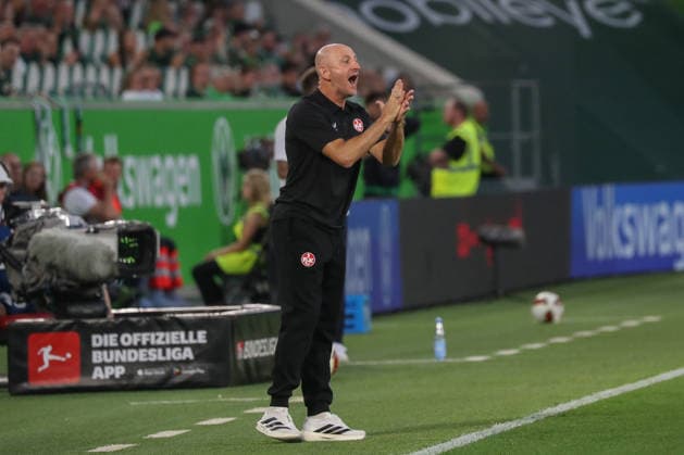 August 8, 2026, xgox, Soccer, 2. Bundesliga, VfL Wolfsburg 1 FC Kaiserslautern v l Torsten Lieberknecht Kaiserslautern, Coach gives instructions, gesturing with his arms, gesticulate, gives instructions DFL DFB REGULATIONS PROHIBIT ANY USE OF PHOTOGRAPHS as IMAGE SEQUENCES and or QUASI-VIDEO Wolfsburg
