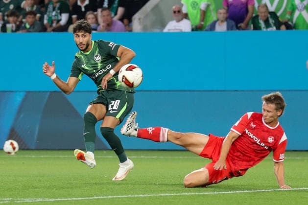 August 8, 2026, xgox, Soccer, 2. Bundesliga, VfL Wolfsburg 1 FC Kaiserslautern v l Muhammed Damar Wolfsburg, 20 shoots the ball toward the goal, shot on goal, shot DFL DFB REGULATIONS PROHIBIT ANY USE OF PHOTOGRAPHS as IMAGE SEQUENCES and or QUASI-VIDEO Wolfsburg