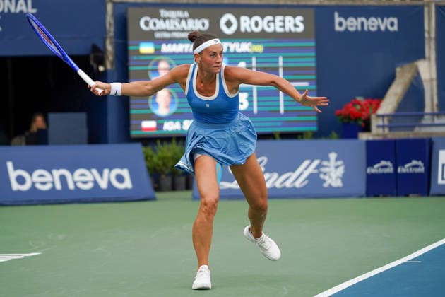 WTA, Tennis Damen Masters 1000 National Bank Open Toronto 2026 - Round of 16 - Day 8 Marta Kostiuk of Ukraine returns a forehand during the Women™s Singles round of 16 match against Iga ÅöwiÄÖtek of Poland on day 8 of the WTA Masters 1000 National Bank Open at Sobeys Stadium on August 8, 2026, in Toronto, Canada. (Photo by Leonardo Ramirez Eyepix Group) Copyright: xLeonardoxRamirezx xEyepixxGroupx LR_06082026_09229