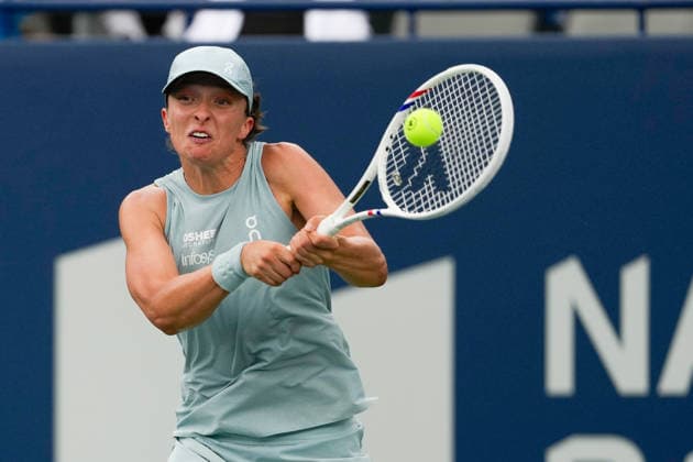 WTA, Tennis Damen Masters 1000 National Bank Open Toronto 2026 - Round of 16 - Day 8 Iga ÅöwiÄÖtek of Poland plays a backhand during the Women™s Singles round of 16 match against Marta Kostiuk of Ukraine on day 8 of the WTA Masters 1000 National Bank Open at Sobeys Stadium on August 8, 2026, in Toronto, Canada. (Photo by Leonardo Ramirez Eyepix Group) Copyright: xLeonardoxRamirezx xEyepixxGroupx LR_06082026_09250