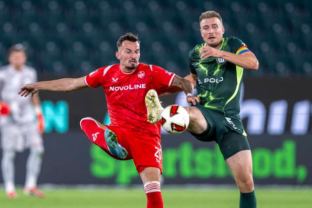 August 8, 2026 Soccer, 2. Bundesliga: VfL Wolfsburg vs. 1. FC Kaiserslautern, Matchday 1 at the Volkswagen Arena: Mergim Berisha (1. FC Kaiserslautern) and Hauke Wahl (VfL Wolfsburg) battle for the ball. IMPORTANT NOTICE: In accordance with the regulations of the DFL and the DFB, it is prohibited to use or allow the use of photographs taken in the stadium and or during the match in the form of sequential images and or video-like photo sequences Copyright: xDavidxInderliedx