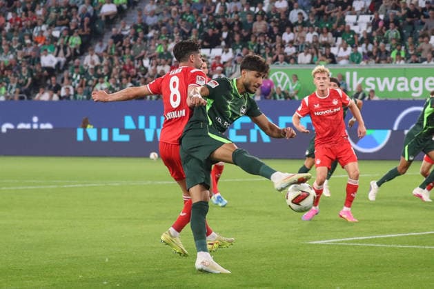 August 8, 2026, xgox, Soccer, 2. Bundesliga, VfL Wolfsburg 1 FC Kaiserslautern v l Semih Sahin (Kaiserslautern), 8 Muhammed Damar (Wolfsburg), 20 Tackle, duel, battle, tackle DFL DFB REGULATIONS PROHIBIT ANY USE OF PHOTOGRAPHS as IMAGE SEQUENCES and or QUASI-VIDEO Wolfsburg