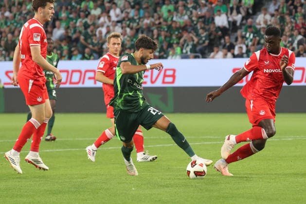 August 8, 2026, xgox, Soccer, 2. Bundesliga, VfL Wolfsburg 1 FC Kaiserslautern v l Muhammed Damar (Wolfsburg), 20 Maxwell Gyamfi (Kaiserslautern), 4 Tackle, Duel, Battle, DFL DFB REGULATIONS PROHIBIT ANY USE OF PHOTOGRAPHS AS IMAGE SEQUENCES AND OR QUASI-VIDEO Wolfsburg