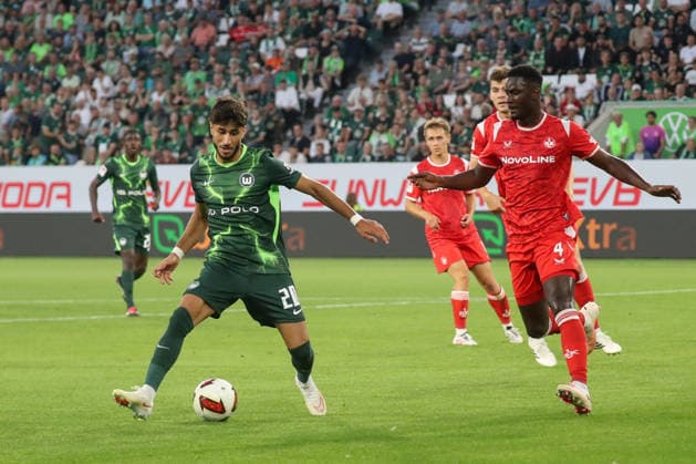 August 8, 2026, xgox, Soccer, 2. Bundesliga, VfL Wolfsburg 1 FC Kaiserslautern v l Muhammed Damar (Wolfsburg), 20 Maxwell Gyamfi (Kaiserslautern), 4 Tackle, Duel, Battle, DFL DFB REGULATIONS PROHIBIT ANY USE OF PHOTOGRAPHS AS IMAGE SEQUENCES AND OR QUASI-VIDEO Wolfsburg