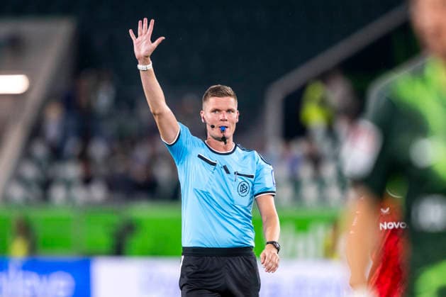 August 8, 2026 Soccer, 2. Bundesliga: VfL Wolfsburg vs. 1. FC Kaiserslautern, Matchday 1 at the Volkswagen Arena. Referee Florian Exner signals the new five-second rule. IMPORTANT NOTICE: In accordance with DFL and DFB regulations, it is prohibited to use or allow the use of photographs taken in the stadium and or during the match in the form of sequential images and or video-like photo series Copyright: xDavidxInderliedx