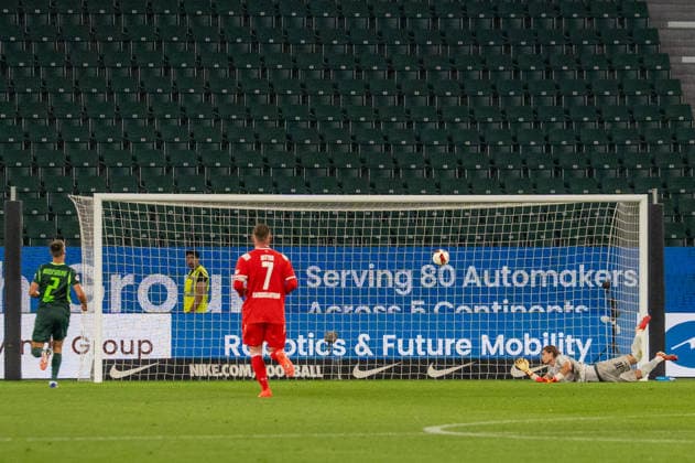 German Soccer 2. Bundesliga, Matchday 1, 2026–2027, VfL Wolfsburg vs. 1. FC Kaiserslautern on August 8, 2026, at the Volkswagen Arena in Wolfsburg. Jakub Zielinski (VfL Wolfsburg, 30) saves a shot by Naatan Skyttä (1. FC Kaiserslautern, 15). Volkswagen Arena, Wolfsburg, Germany Copyright: xSvenxHeidmannx