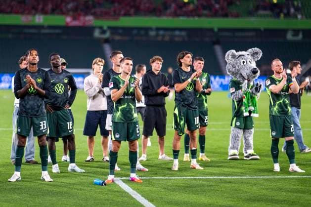 August 8, 2026 Soccer, 2. Bundesliga: VfL Wolfsburg 1, FC Kaiserslautern 1, Matchday 1 at the Volkswagen Arena The Wolfsburg players thank their fans IMPORTANT NOTICE In accordance with DFL and DFB regulations, it is prohibited to use or allow the use of photographs taken in the stadium and or during the match in the form of sequential images and or video-like photo sequences Copyright: xDavidxInderliedx