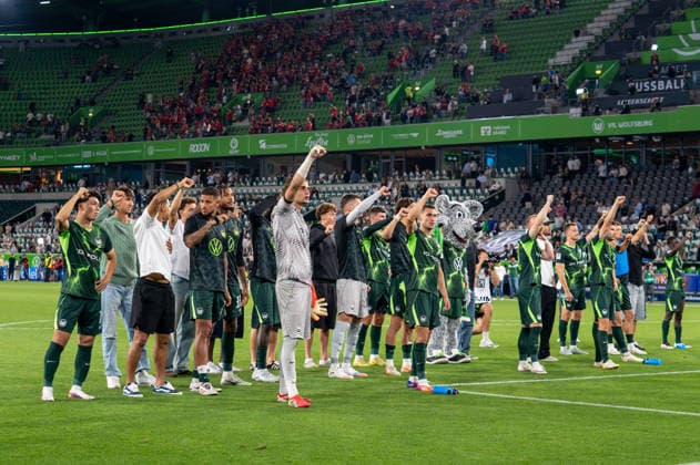 German Soccer 2. Bundesliga, Matchday 1, 2026–2027, VfL Wolfsburg vs. 1. FC Kaiserslautern on August 8, 2026, at the Volkswagen Arena in Wolfsburg. The VfL Wolfsburg team poses for photos with fans after the game at the Volkswagen Arena in Wolfsburg, Germany. Copyright: xSvenxHeidmannx