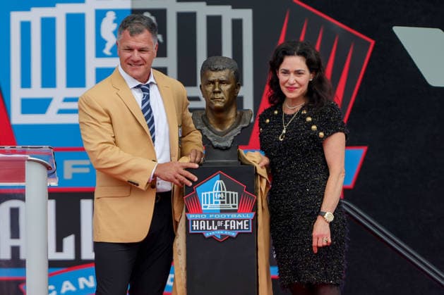 August 8, 2026: Adam Vinatieri, along with Colt co-owner and CEO Carlie Irsay-Gordon, pose for a picture with his Hall of Fame bust during the NFL, American Football Herren, USA Hall of Fame Enshrinement Ceremony at the Tom Benson Hall of Fame Stadium in Canton, OH. CSM NFL 2026: NFL Hall Of Fame Enshrinement Ceremony AUG 08  - ZUMAc04_ 20260808_zma_c04_240 Copyright: xJonathanxMailhesx