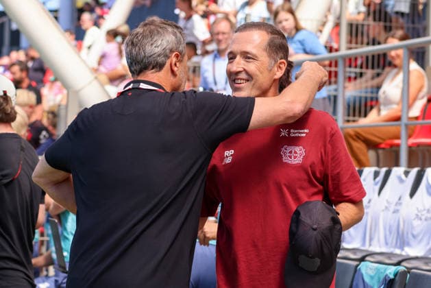 Leverkusen, Germany, August 8, 2026 Season opener: Friendly match between Bayer Leverkusen Women and Feyenoord Rotterdam Women. Pictured, from left, assistant head coach Roberto Pätzold is welcomed onto the field in Leverkusen. Copyright: HMBxMedia MadeleinexFantini