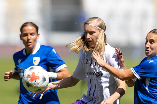 Women s Bundesliga 2: FC Carl Zeiss Jena vs. SGS Essen, Jena, August 8, 2026. Kyra Spitzner (23, SGS Essen) against Napsugar Sinka (6, FC Carl Zeiss Jena) on the right and Lisa Gora (8, FC Carl Zeiss Jena) on the left. Women s Bundesliga 2: FC Carl Zeiss Jena vs. SGS Essen, ad hoc Arena at Ernst Abbe Sportfeld August 8, 2026 Copyright: xBEAUTIFULxSPORTS Duehringx