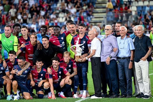 Cagliari s team celebration at the end of Serie A soccer match between Cagliari Calcio and Nice at the Unipol Domus in Cagliari, Sardinia - Saturday 8th august 2026. - Soccer  Copyright: x Â®xGianlucaxZuddas LaPressex