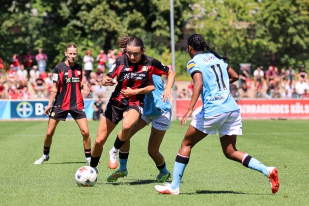 Leverkusen, Germany, August 8, 2026 Season opener: Friendly match between Bayer Leverkusen Women and Feyenoord Rotterdam Women. Pictured, from left: Loreen Bender (Leverkusen) in a tackle Copyright: HMBxMedia MadeleinexFantini