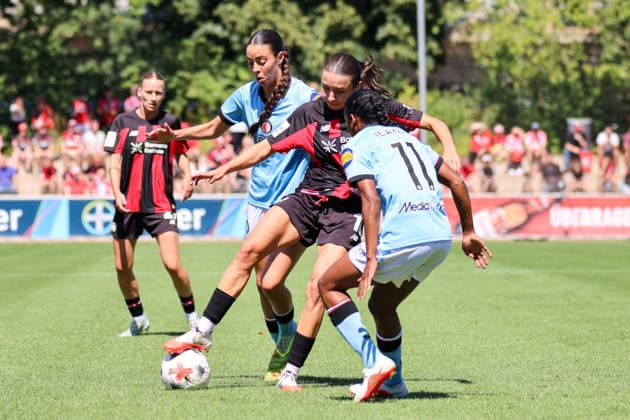 Leverkusen, Germany, August 8, 2026 Season opener: Friendly match between Bayer Leverkusen Women and Feyenoord Rotterdam Women. Pictured, from left, Loreen Bender of Leverkusen in a tackle. Copyright: HMBxMedia MadeleinexFantini