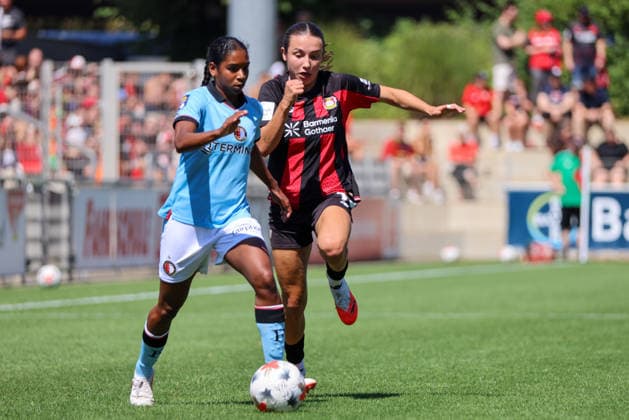 Leverkusen, Germany, August 8, 2026 Season opener: Friendly match between Bayer Leverkusen Women and Feyenoord Rotterdam Women. Pictured, from left, Loreen Bender (second from left) of Leverkusen in a tackle. Copyright: HMBxMedia MadeleinexFantini
