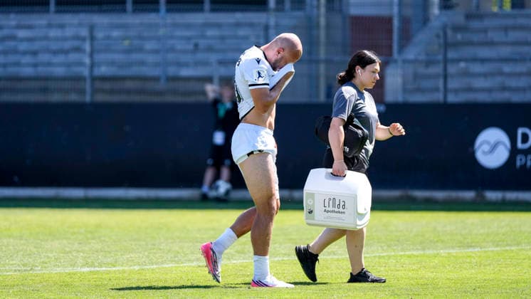 Felix Lohkemper (SVS, 10) has been injured and must be substituted; Ines Bechtel, physical therapist, SV Sandhausen accompanies him off the field, injured, injury, time out due to injury, action, play, looking disappointed, disappointment, frustration, disappointed, pessimistic, August 8, 2026, Sandhausen, Germany, soccer, Regionalliga Southwest, SV Sandhausen vs. TSV Steinbach Haiger xozx