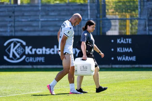 Felix Lohkemper (SVS, 10) has been injured and must be substituted; Ines Bechtel, a physical therapist with SV Sandhausen, accompanies him off the field; injured, injury, time out due to injury, action, play, game scene, August 8, 2026, Sandhausen, Germany, soccer, Regionalliga Südwest, SV Sandhausen vs. TSV Steinbach Haiger xozx