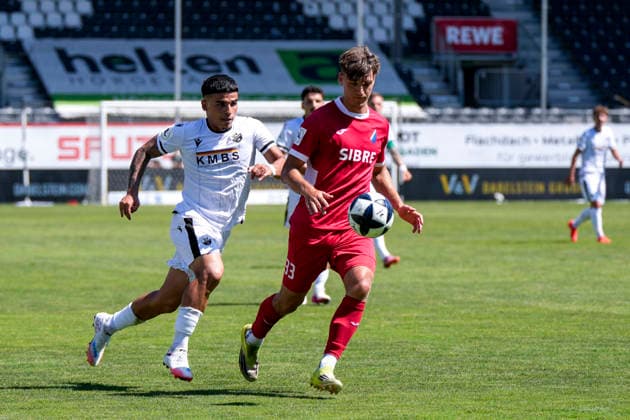 v li Seyhan Yigit SVS, 22, Max Lippert Steinbach, 33, tackle, game scene, duel, tackle, tackling, dynamics, action, 08 08 2026, Sandhausen, Germany, soccer, Regionalliga Southwest, SV Sandhausen vs. TSV Steinbach Haiger xozx