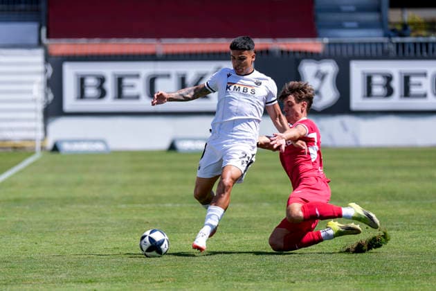 v li Seyhan Yigit SVS, 22, Max Lippert Steinbach, 33, tackle, game scene, duel, tackle, tackling, dynamics, action, 08 08 2026, Sandhausen, Germany, soccer, Regionalliga Southwest, SV Sandhausen vs. TSV Steinbach Haiger xozx