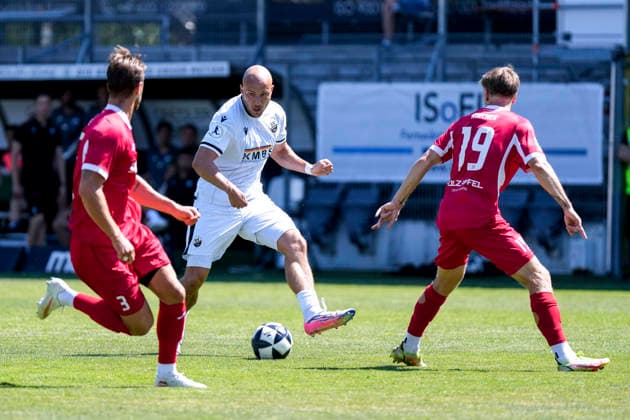 v li Nick Galle Steinbach, 3, Felix Lohkemper SVS, 10, Tim Kircher Steinbach, 19, tackle, game scene, duel, tackle, tackling, dynamics, action, 08 08 2026, Sandhausen, Germany, soccer, Regionalliga Südwest, SV Sandhausen vs. TSV Steinbach Haiger xozx