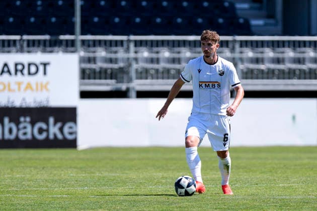 Niklas Tarnat SVS, 6, on the ball, isolated figure, full-body shot, single frame, single photo, action, 08 08 2026, Sandhausen, Germany, soccer, Regionalliga Südwest, SV Sandhausen vs. TSV Steinbach Haiger xozx