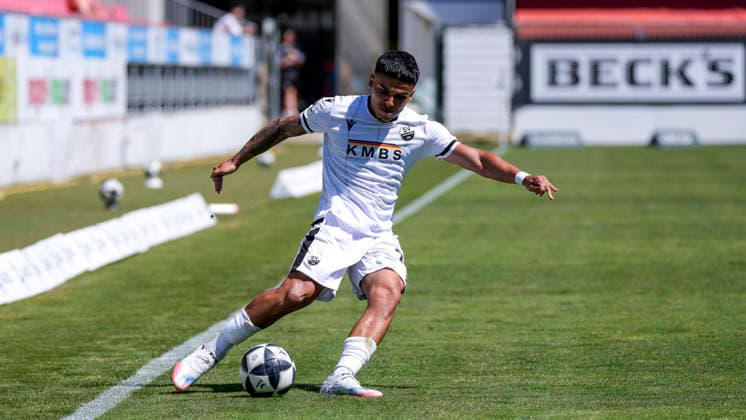 Seyhan Yigit SVS, 22, on the ball, isolated figure, full-body shot, single frame, single photo, action, 08 08 2026, Sandhausen, Germany, soccer, Regionalliga Südwest, SV Sandhausen vs. TSV Steinbach Haiger xozx