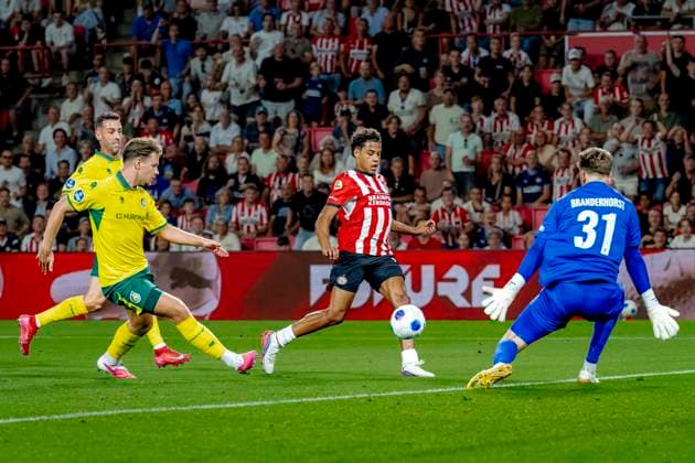 EINDHOVEN PSV Eindhoven midfielder Noah Fernandez scores the 2-1 goal during the Vriendenloterij Eredivisie match between PSV and Fortuna Sittard at Philips Stadion on August 8, 2026, in Eindhoven, the Netherlands. Photo by DeFodi Images