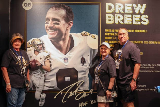 August 8, 2026: A group of New Orleans Saints fans take a picture with the Drew Brees exhibit in the Hall of Fame prior to the NFL, American Football Herren, USA Hall of Fame Enshrinement Ceremony at the Tom Benson Hall of Fame Stadium in Canton, OH. CSM Canton USA - ZUMAc04_ 20260808_zma_c04_197 Copyright: xJonathanxMailhesx