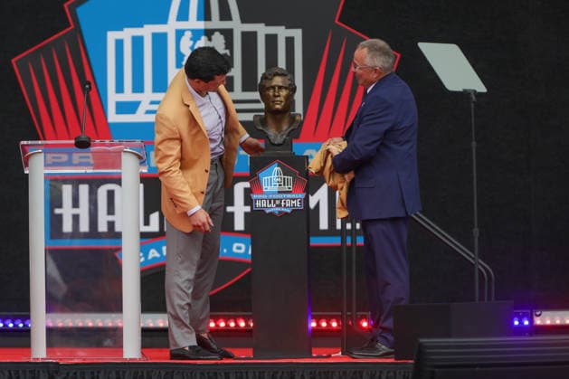 August 8, 2026: Luke Kuechly, along with his father Tom Kuechly, uncover his Hall of Fame bust during the NFL, American Football Herren, USA Hall of Fame Enshrinement Ceremony at the Tom Benson Hall of Fame Stadium in Canton, OH. CSM Canton USA - ZUMAc04_ 20260808_zma_c04_210 Copyright: xJonathanxMailhesx