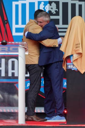 August 8, 2026: Drew Brees, along with former Saints Head Coach Sean Payton, share a hug before uncovering his Hall of Fame bust during the NFL, American Football Herren, USA Hall of Fame Enshrinement Ceremony at the Tom Benson Hall of Fame Stadium in Canton, OH. CSM Canton USA - ZUMAc04_ 20260808_zma_c04_232 Copyright: xJonathanxMailhesx