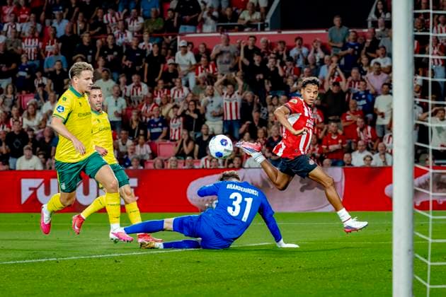 EINDHOVEN PSV Eindhoven midfielder Noah Fernandez scores the 2-1 goal during the Vriendenloterij Eredivisie match between PSV and Fortuna Sittard at Philips Stadion on August 8, 2026, in Eindhoven, the Netherlands. Photo by DeFodi Images