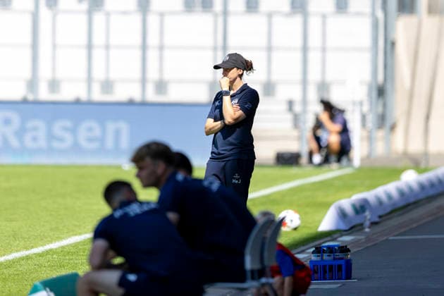 Women s Bundesliga 2: FC Carl Zeiss Jena vs. SGS Essen, Jena, August 8, 2026. Heleen Jaques, Coach of SGS Essen. Women s Bundesliga 2: FC Carl Zeiss Jena vs. SGS Essen, ad hoc arena at Ernst Abbe Sportfeld, August 8, 2026 Copyright: xBEAUTIFULxSPORTS Duehringx