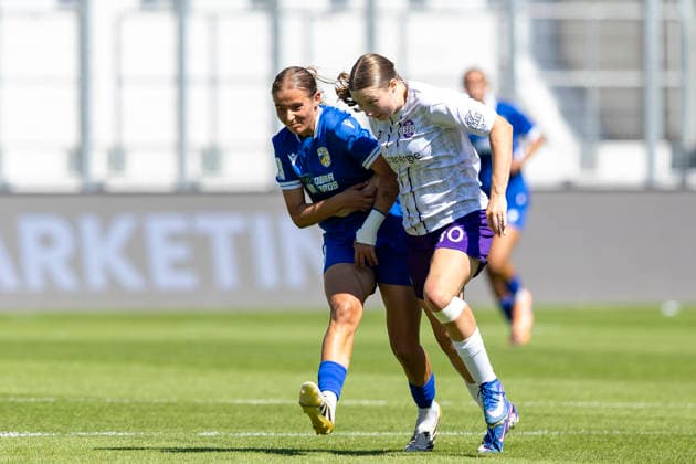 Women s Bundesliga 2: FC Carl Zeiss Jena vs. SGS Essen, Jena, August 8, 2026; Lisa Gora 8 (FC Carl Zeiss Jena) vs. Laura Bröring 10 (SGS Essen); Women s Bundesliga 2: FC Carl Zeiss Jena vs. SGS Essen at the ad hoc arena at Ernst Abbe Sportfeld, August 8, 22026 Copyright: xBEAUTIFULxSPORTS Duehringx