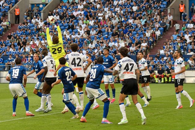 Marco Carnesecchi (Atalanta 29) thwarts a scoring chance by Schalke 08 on August 8, 2026 ¢ Soccer ¢ FC Schalke 04 vs. Atalanta Bergamo Friendly Match, Veltins Arena, Gelsenkirchen, DFB and DFL regulations prohibit any use of photographs as image sequences and or quasi-video. NRW, Germany Copyright: xpepphotox xSaschaxWeizx pep00321, pep_20260808_hm_54359