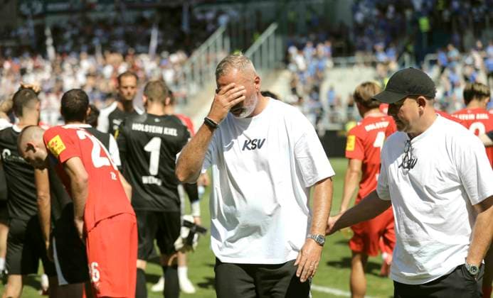 Photo: A disappointed coach, Tim WALTER (Kiel), after the final whistle; on the far left, a dejected David ZEC (Kiel); on the right, assistant coach Dirk Bremser. Soccer, 2. Bundesliga, Matchday 1 on Sat, Aug. 8, 2026: Holstein vs. Darmstadt 98 vs. Holstein Kiel
