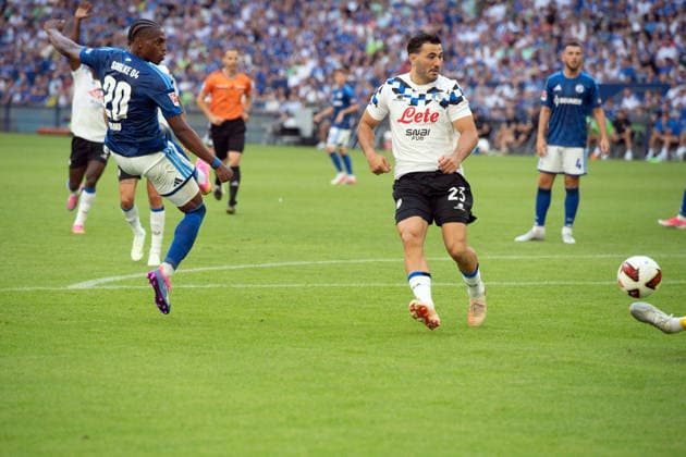 Junior ADAMU GE vs. Sead KOLASINAC AB: Play, Tackle, shot on goal, scoring chance, soccer friendly match FC Schalke 04 vs. Atalanta Bergamo 0–3 on August 8, 2026, at the Veltins Arena in Gelsenkirchen, Germany. DFL regulations prohibit any use of photographs as image sequences and or quasi-video.