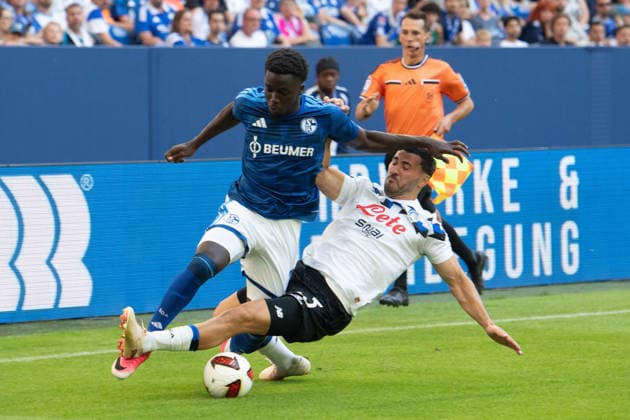 Christian GOMIS (GE) vs. Sead KOLASINAC (AB) – Play, Tackle, Soccer friendly match: FC Schalke 04 vs. Atalanta Bergamo 0–3 on August 8, 2026, at the Veltins Arena in Gelsenkirchen, Germany. DFL regulations prohibit any use of photographs as image sequences and or quasi-video.