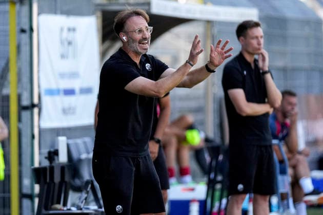 Benjamin Sachs, assistant coach of SVS, gives instructions, gesturing with his arms; single frame, single photo, action, August 8, 2026, Sandhausen, Germany, soccer, Regionalliga Südwest, SV Sandhausen vs. TSV Steinbach Haiger xozx