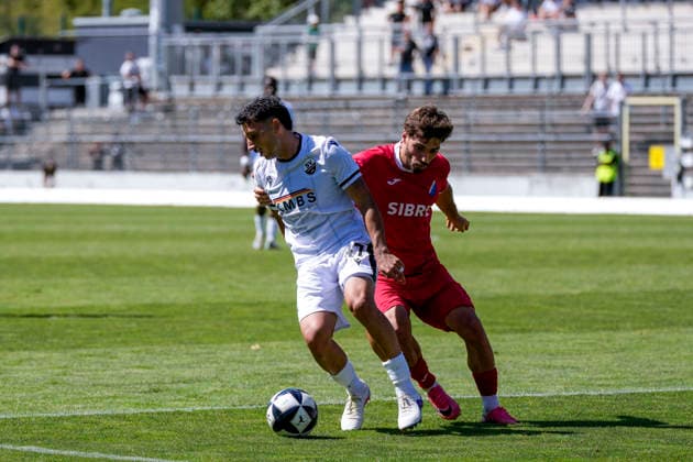 v li Arianit Ferati SVS, 47, Serkan Firat Steinbach, 11, tackle, game scene, duel, tackle, tackling, dynamics, action, 08 08 2026, Sandhausen, Germany, soccer, Regionalliga Southwest, SV Sandhausen vs. TSV Steinbach Haiger xozx