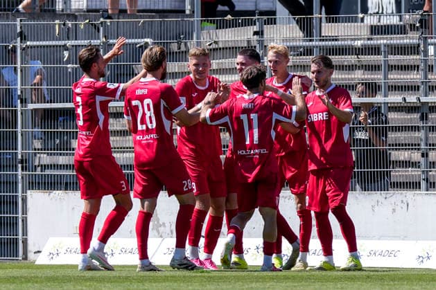 Players from TSV Steinbach Haiger celebrate the goal that makes the score 1–2, Celebration, goal celebration, goal scored, celebrating the goal, goal, celebration, cheering over the goal, joy, happiness, happy, optimistic, positive, game scene, highlight, action, 08 08 2026, Sandhausen, Germany, soccer, Regionalliga Südwest, SV Sandhausen vs. TSV Steinbach Haiger xozx