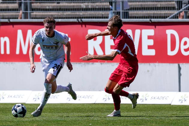 v li Ken Gipson SVS, 24, Levin Müller Steinbach, 8, tackle, game scene, duel, tackle, tackling, dynamics, action, 08 08 2026, Sandhausen, Germany, soccer, Regionalliga Südwest, SV Sandhausen vs. TSV Steinbach Haiger xozx