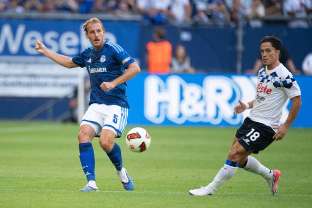 Timo BECKER (GE) vs. Giacomo RASPADORI (AB) – Action, Tackle, Soccer Friendly Match FC Schalke 04 vs. Atalanta Bergamo 0–3 on August 8, 2026, at the Veltins Arena in Gelsenkirchen, Germany. DFL regulations prohibit any use of photographs as image sequences and or quasi-video.