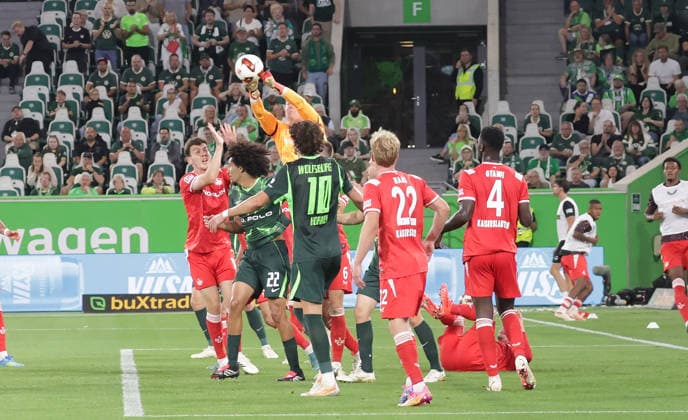Goalkeeper Julian Krahl, 1. FC Kaiserslautern Soccer, Men s, 2026–2027 Season, 2. Bundesliga, Volkswagen Arena, VfL Wolfsburg vs. 1 FC Kaiserslautern 0–0. DFL regulations prohibit any use of photographs as image sequences and or quasi-video.