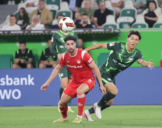 Kento Shiogai, VfL Wolfsburg; Semih Sahin, 1. FC Kaiserslautern; Soccer, Men s, 2026–2027 Season, 2. Bundesliga, Volkswagen Arena, VfL Wolfsburg vs. 1. FC Kaiserslautern 0–0. DFL regulations prohibit any use of photographs as image sequences and or quasi-video.